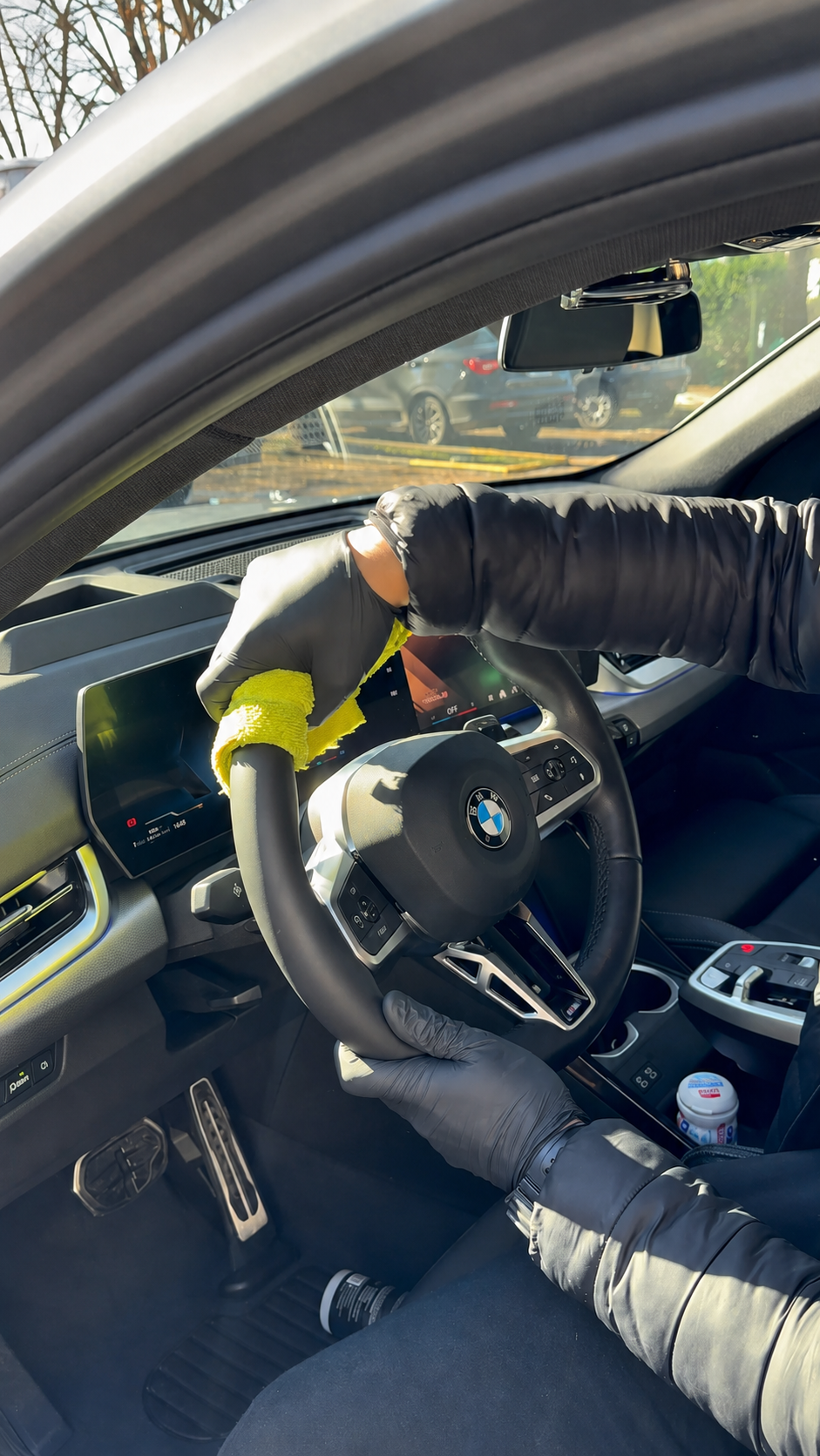 Limpieza detallada del volante en un BMW