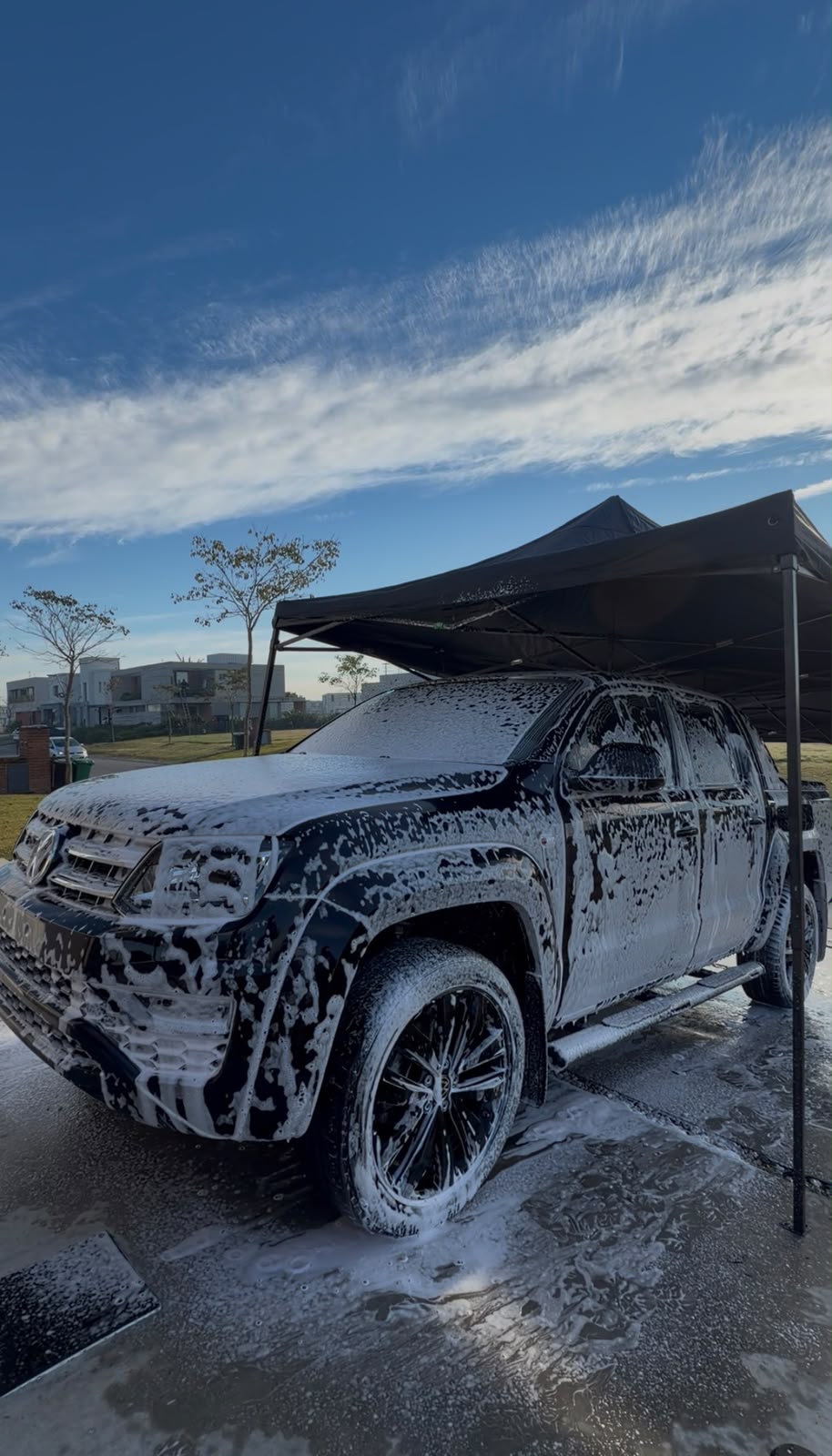 Amarok cubierta en espuma durante el lavado exterior